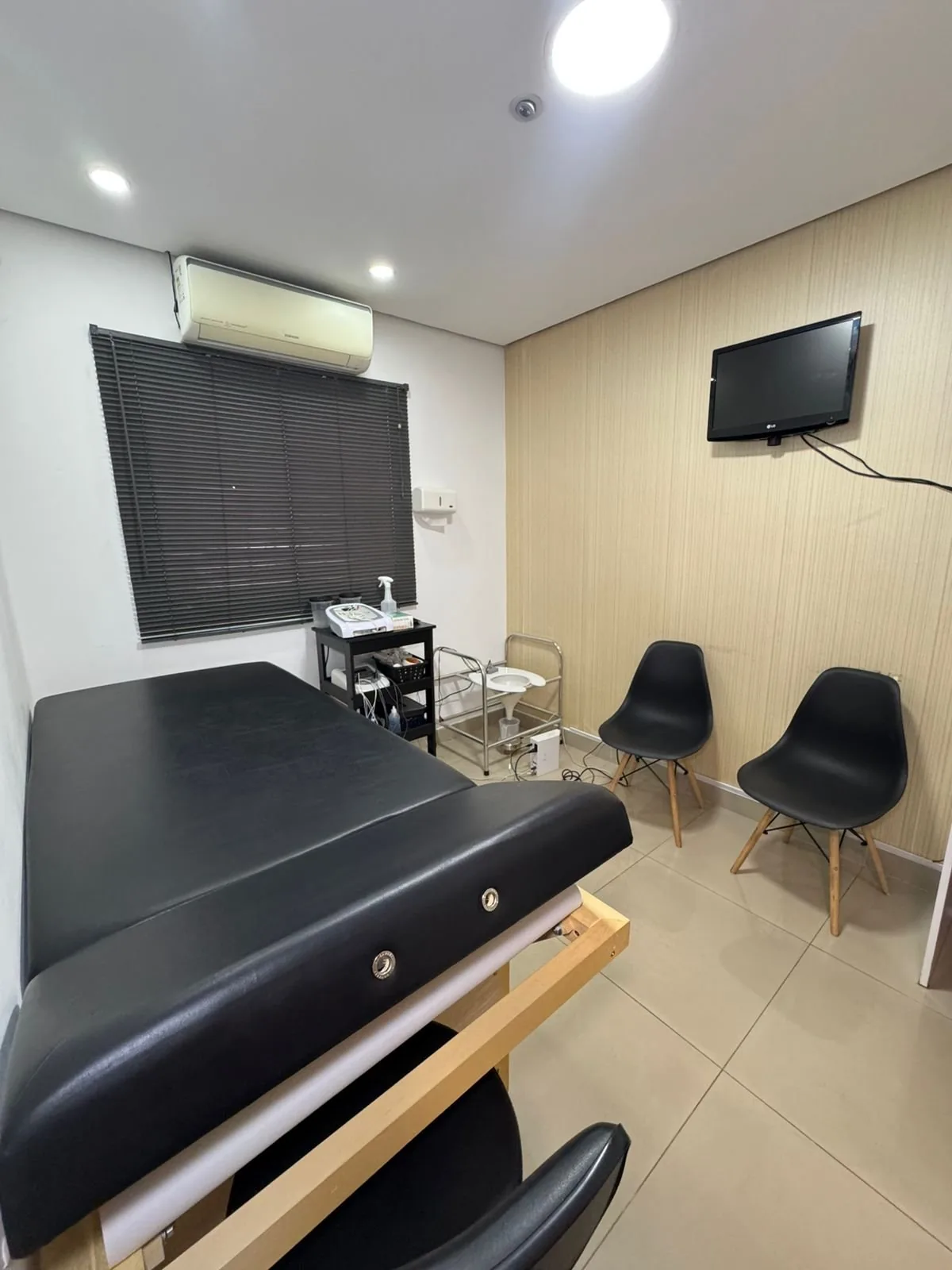 Sala de atendimento individual da Lumière com maca, no Parque da Mooca