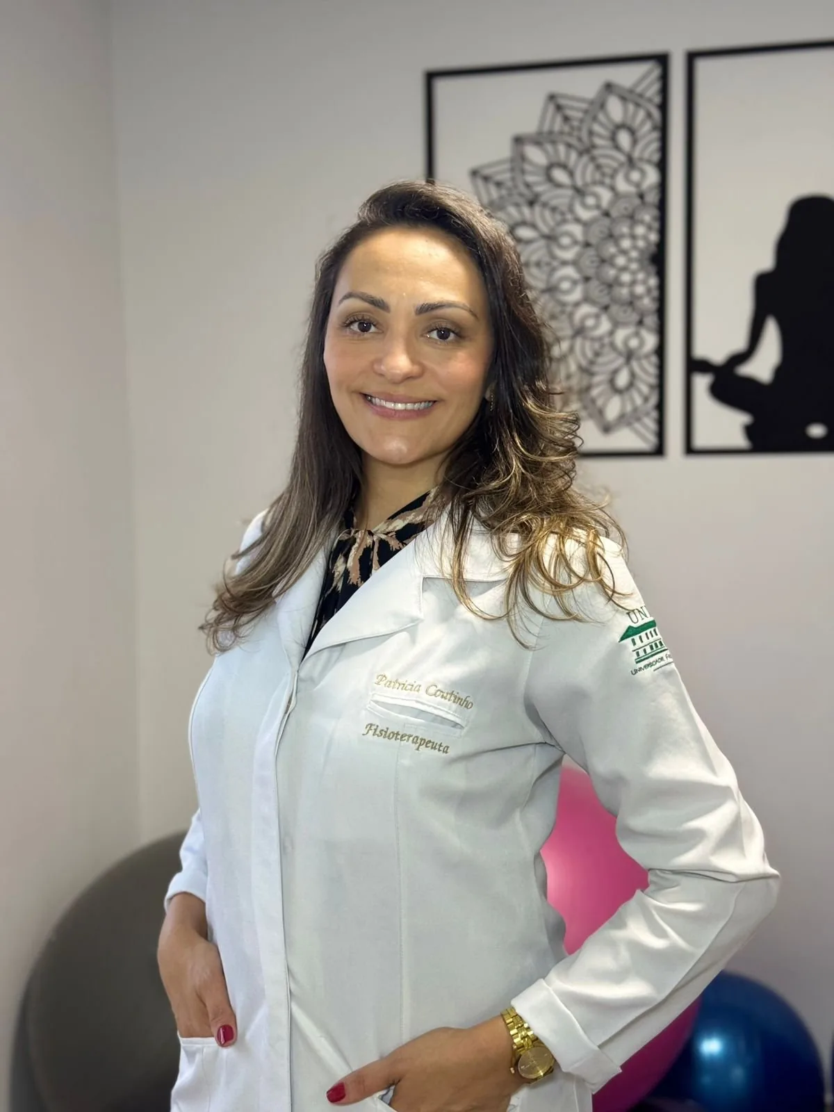 Patrícia Coutinho, fisioterapeuta pélvica, de jaleco no consultório da Lumière